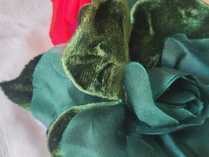 Grosse fleur ancienne vert  montée sur broche velours 11,5 cm  T0-17