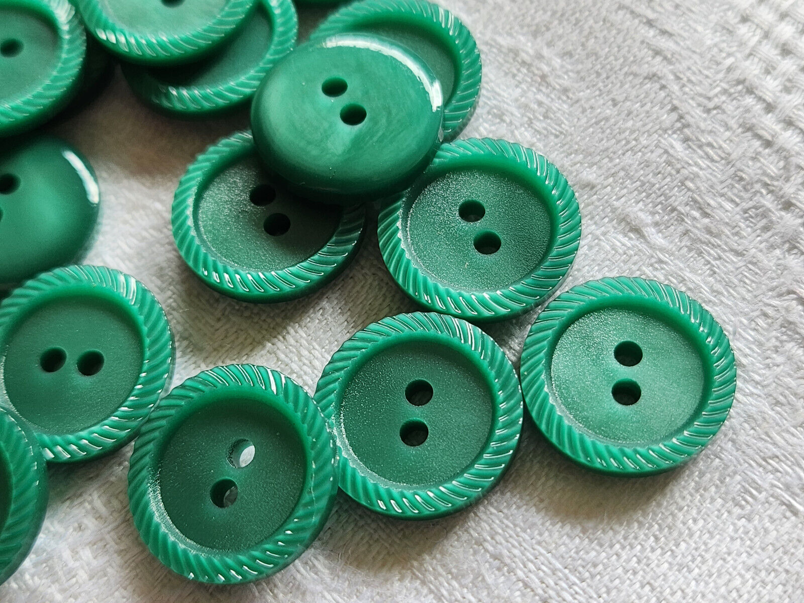 Lot 16  boutons vintage vert pourtour travaillé à trous 1,5 cm ref 1415