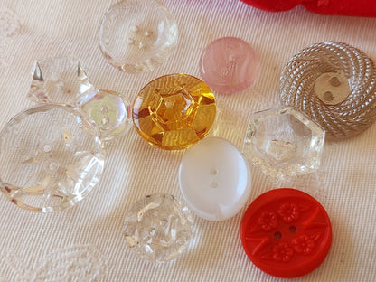 Lot 11 boutons anciens en verre à trous panaché 1,2 à 2,3 cm ref 6621