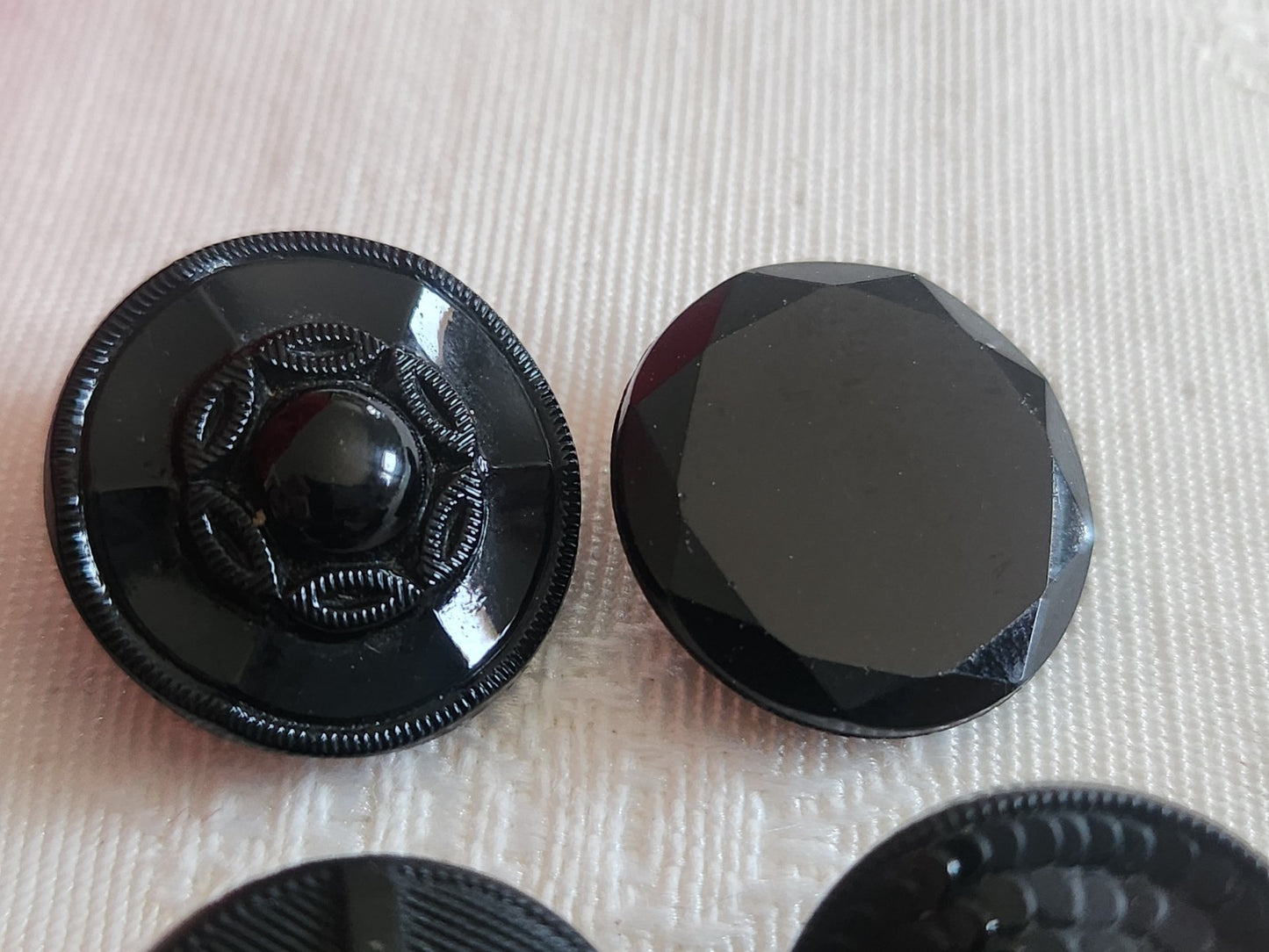 Lot 6 boutons anciens vintage  en verre noir  panaché 1,5  à 1,8 cm ref 6240