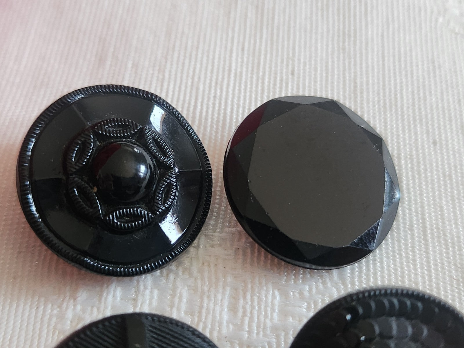 Lot 6 boutons anciens vintage  en verre noir  panaché 1,5  à 1,8 cm ref 6240