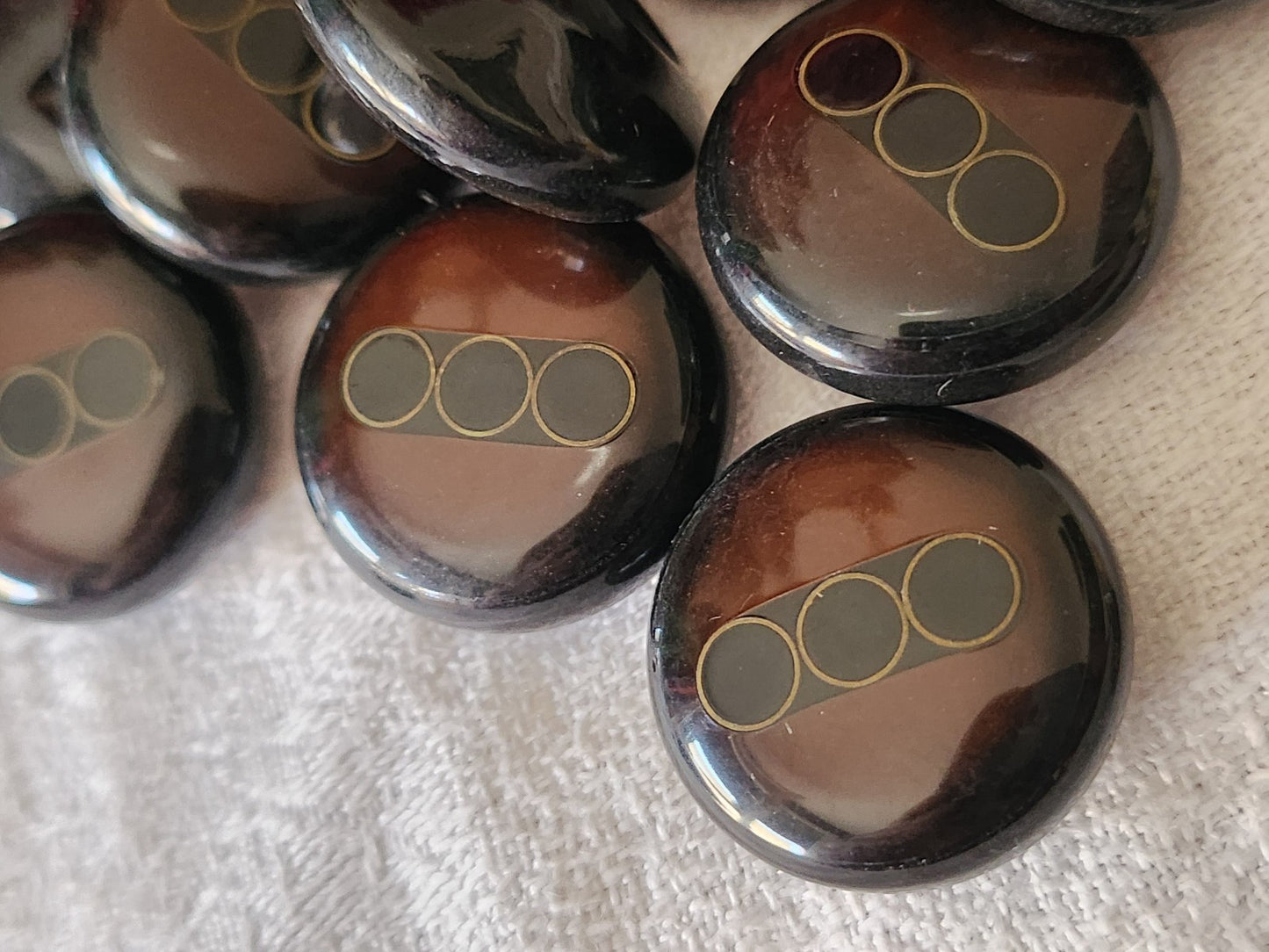 Lot 5 boutons vintage marron motif noir doré 2,3 cm pied ref 3167