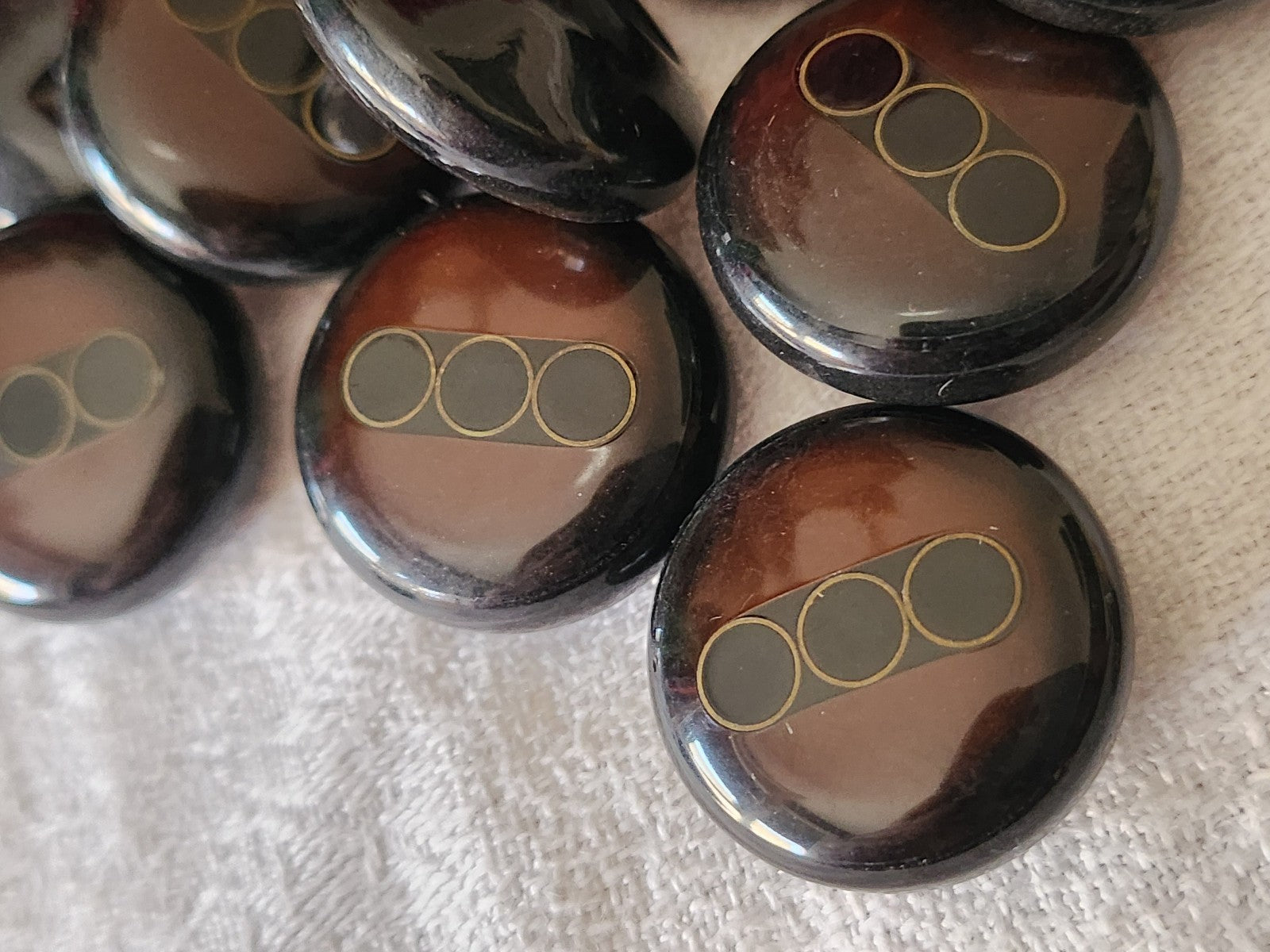 Lot 5 boutons vintage marron motif noir doré 2,3 cm pied ref 3167