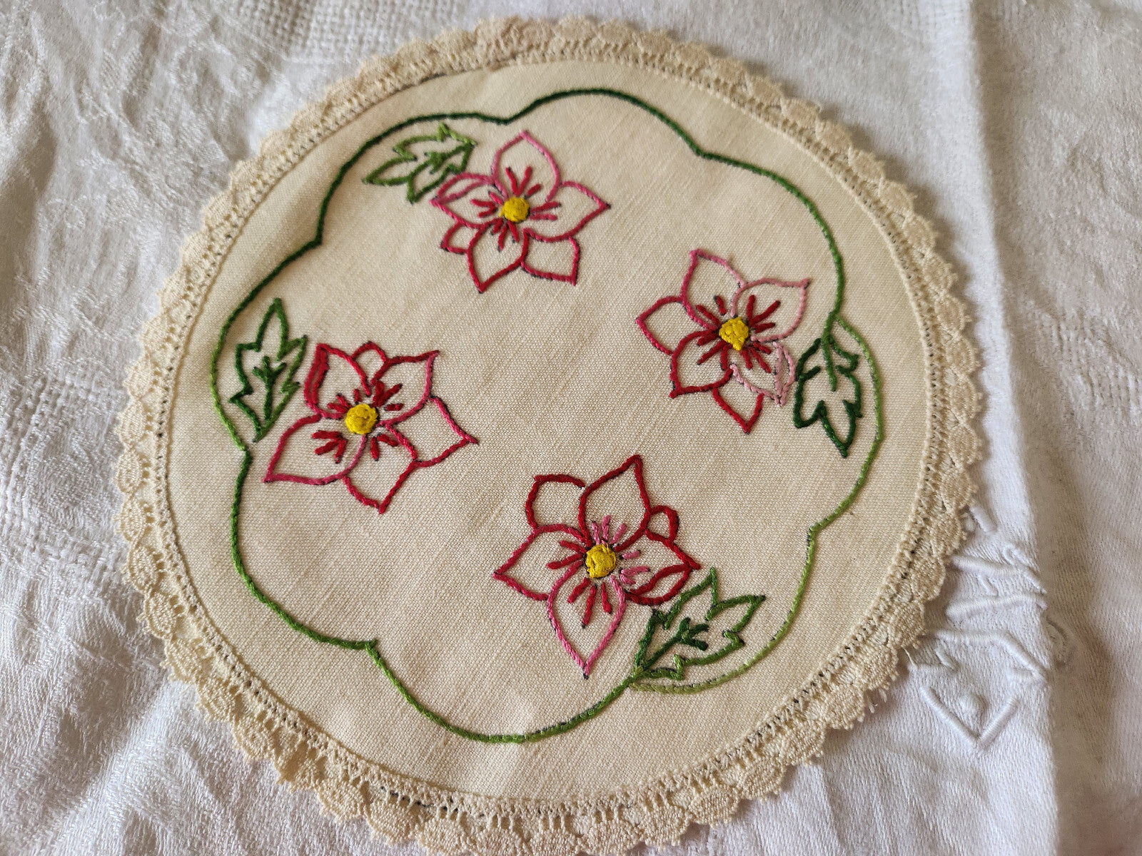Napperon ancien broderie main jamais utilisé fleur couleur lin 19,5 cm B6