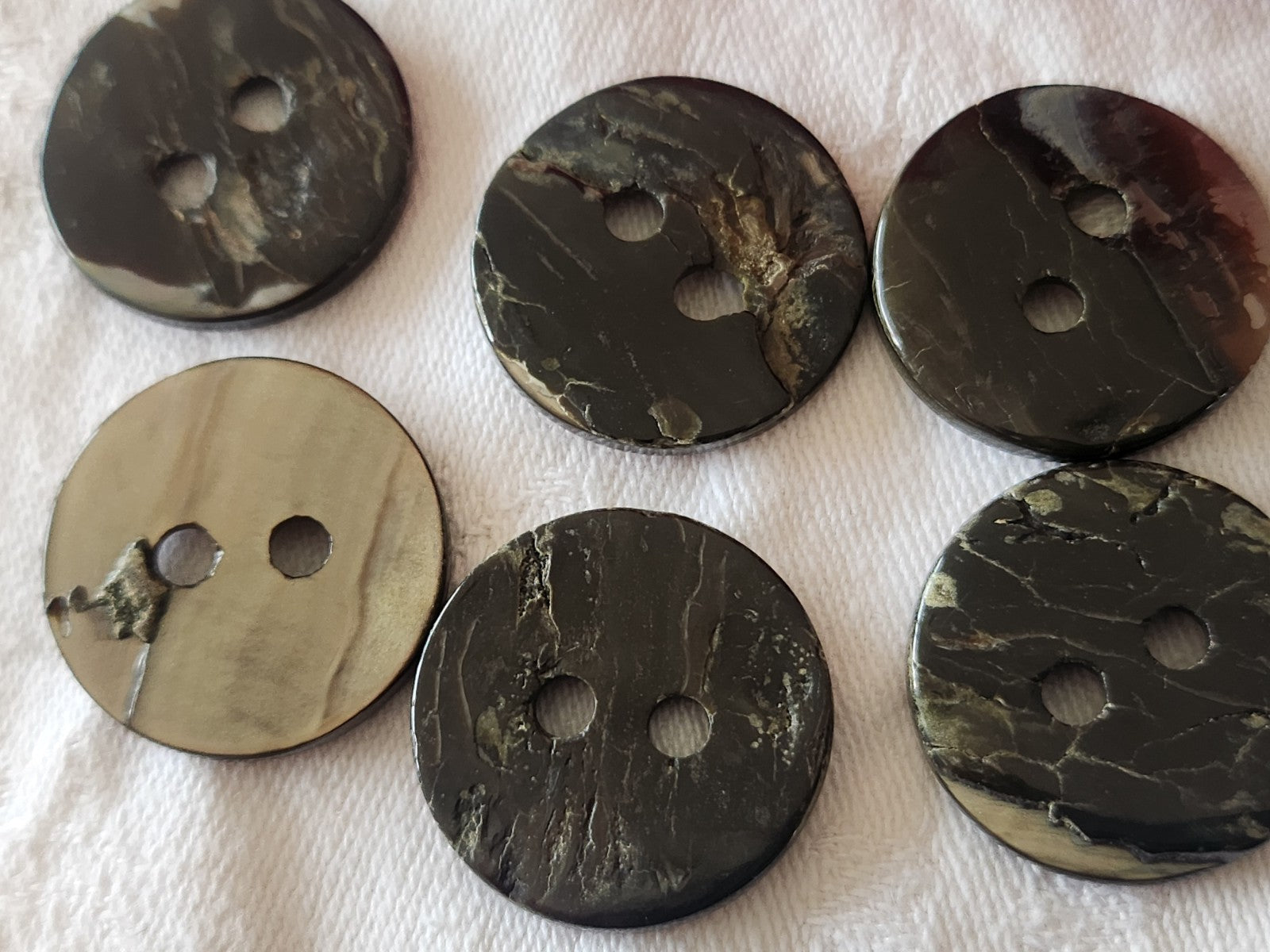 Lot 6 gros boutons anciens en nacre gris large passant 2,5 cm ref 3964