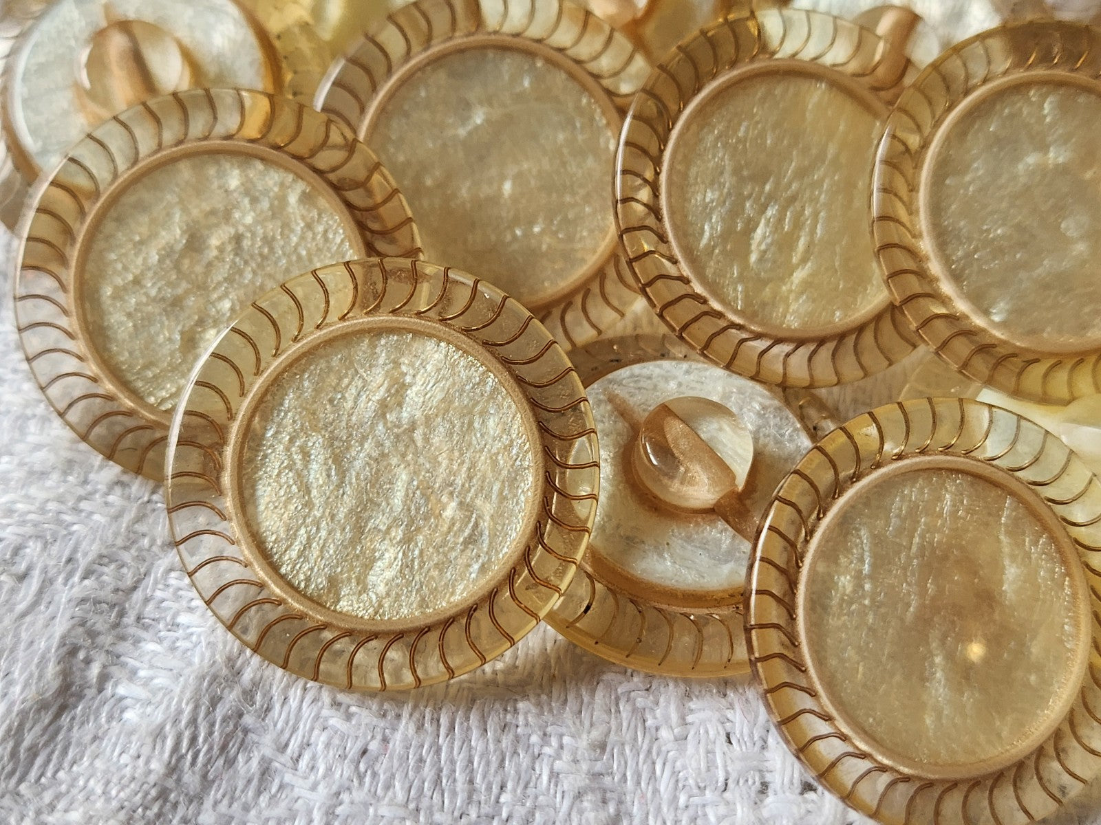 Lot 6 boutons vintage coeur créme satiné nacré pied 2,3 cm ref 2742