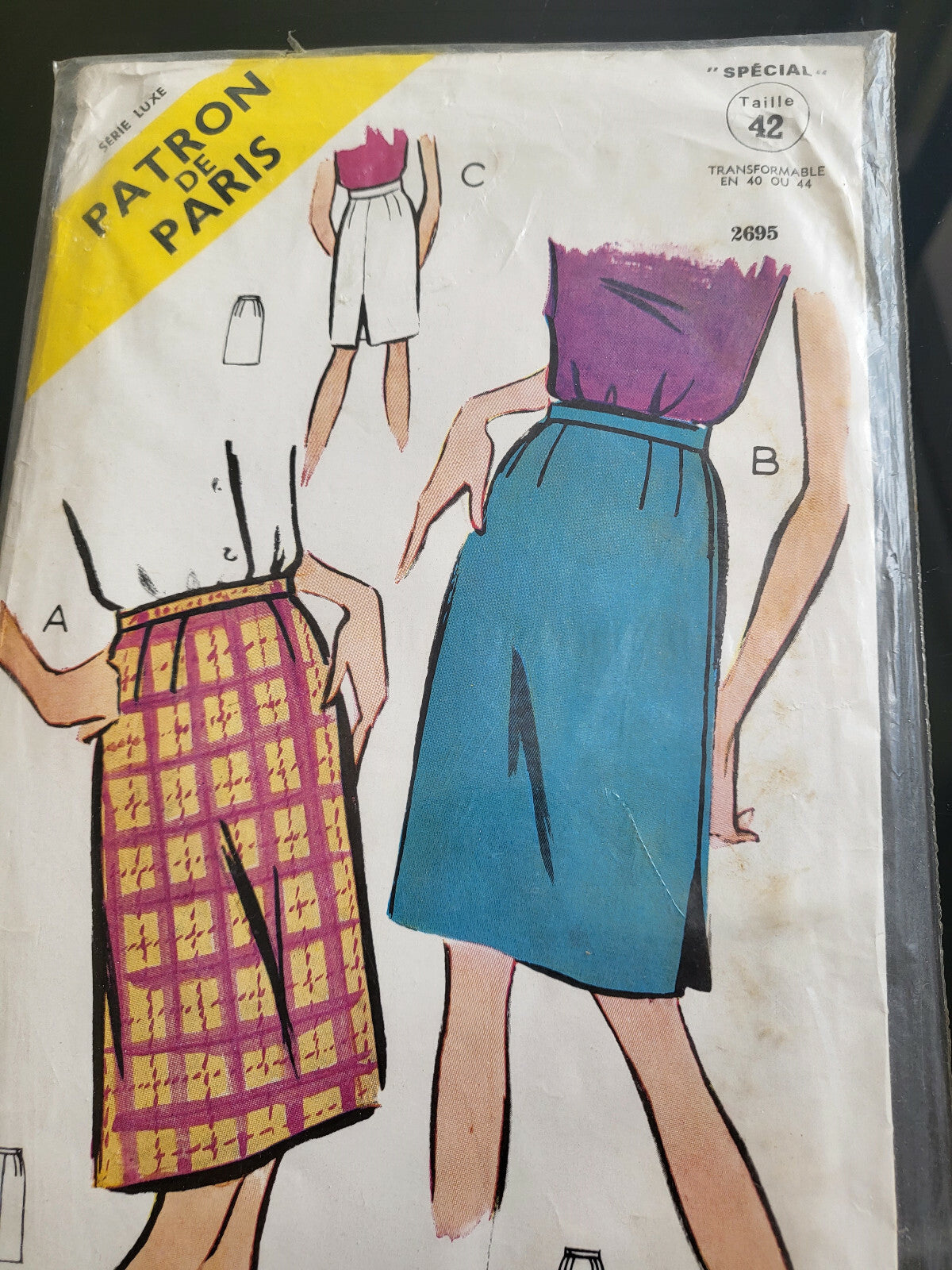 Patron ancien de Paris jupe taille: 40 42 44 série Luxe  n°2695 jamais ouvert