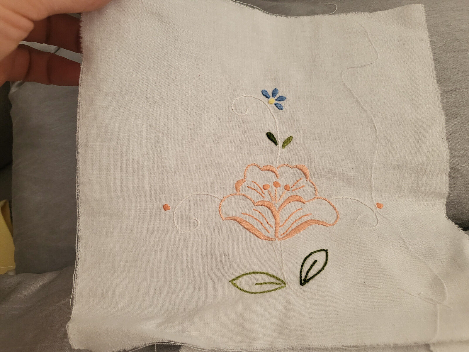 Lot 4 broderies vintage fleurs rose création incrustation application B6