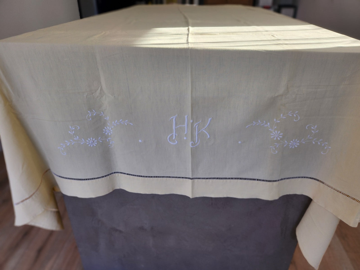 Lot deux draps anciens jaune monogrammes HK idéal rideau B6