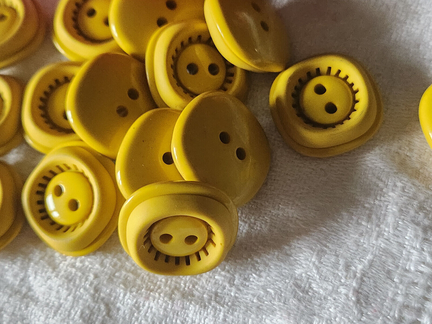 Lot 8 boutons vintage jaune travaillé à trous 2 cm ref 5298