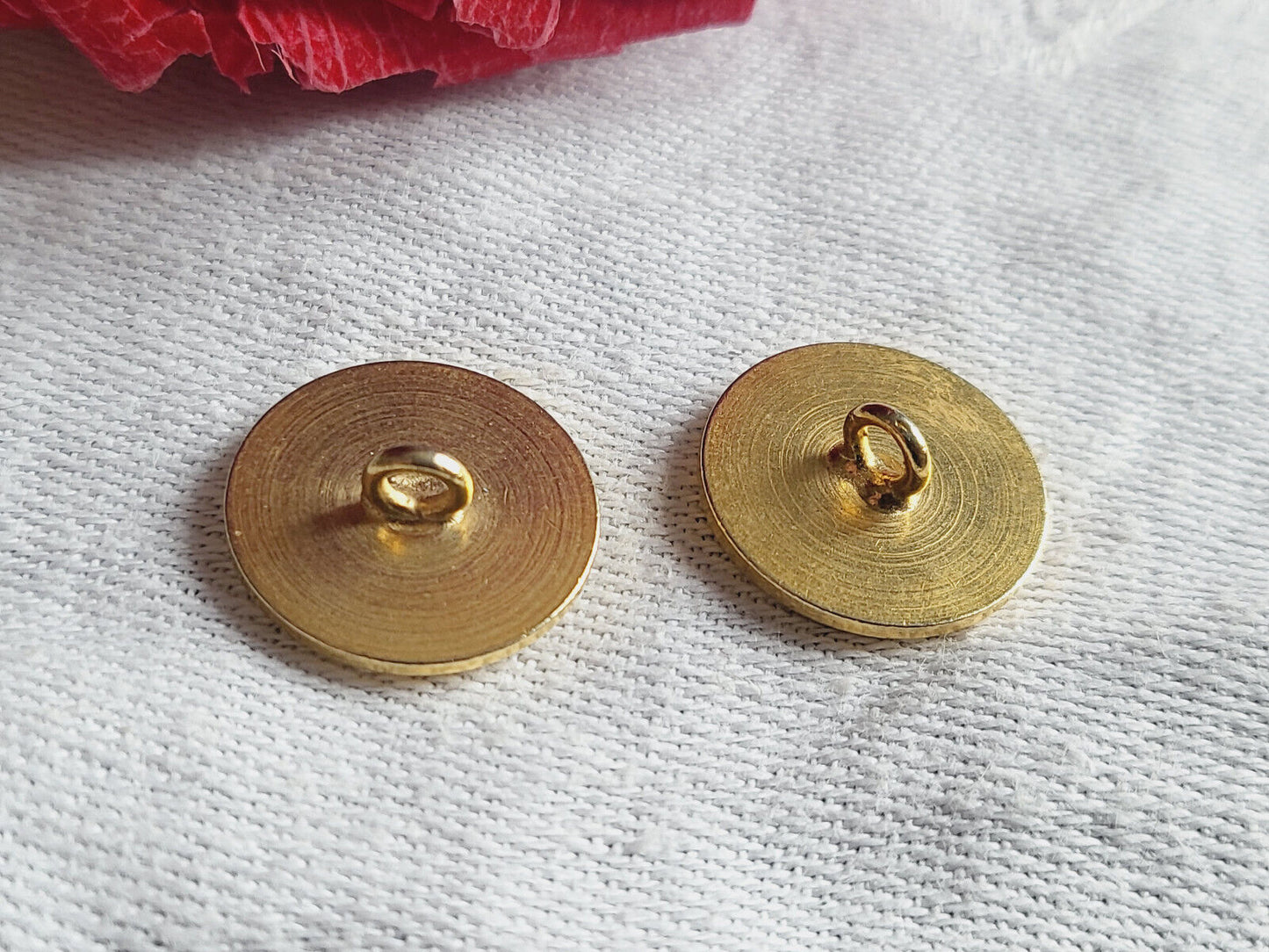 Duo petits boutons vintage ancien en métal doré monogramme V   1,5 cm G10A