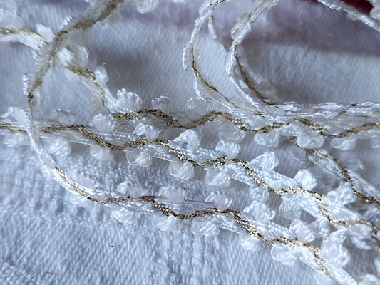 Galon blanc  effet roccoco fin  doré  3 mètres sur 0,9 cm A 3