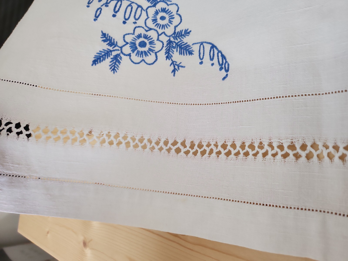 Ancien cache torchon blanc broderie bleu moulin superbe 54 cm sur 120 cm B8