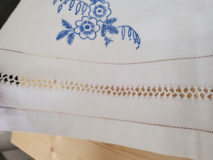 Ancien cache torchon blanc broderie bleu moulin superbe 54 cm sur 120 cm B8