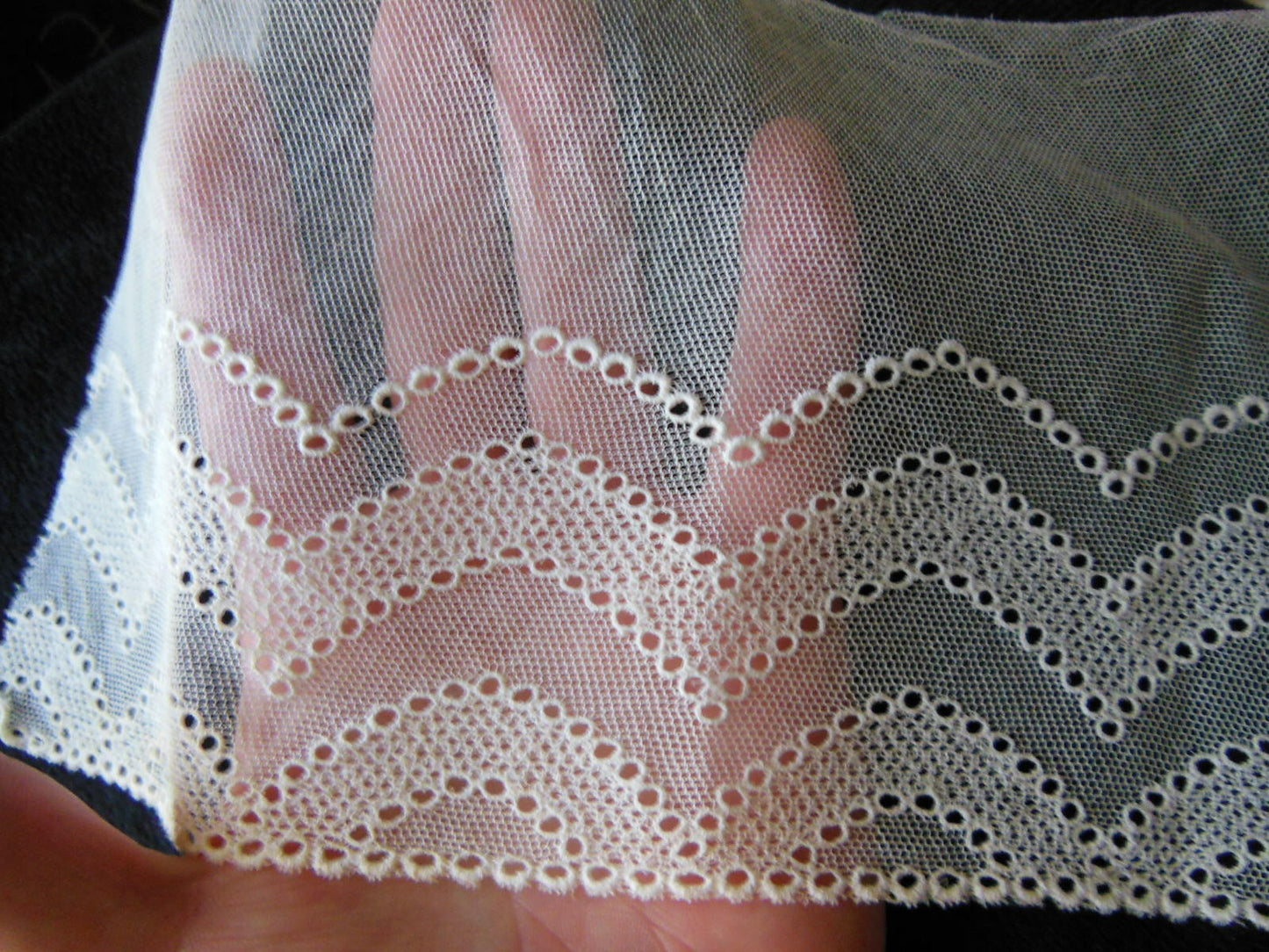 Petit coupon large dentelle broderie tulle incrustation  25  cm sur 13 cm T15-56