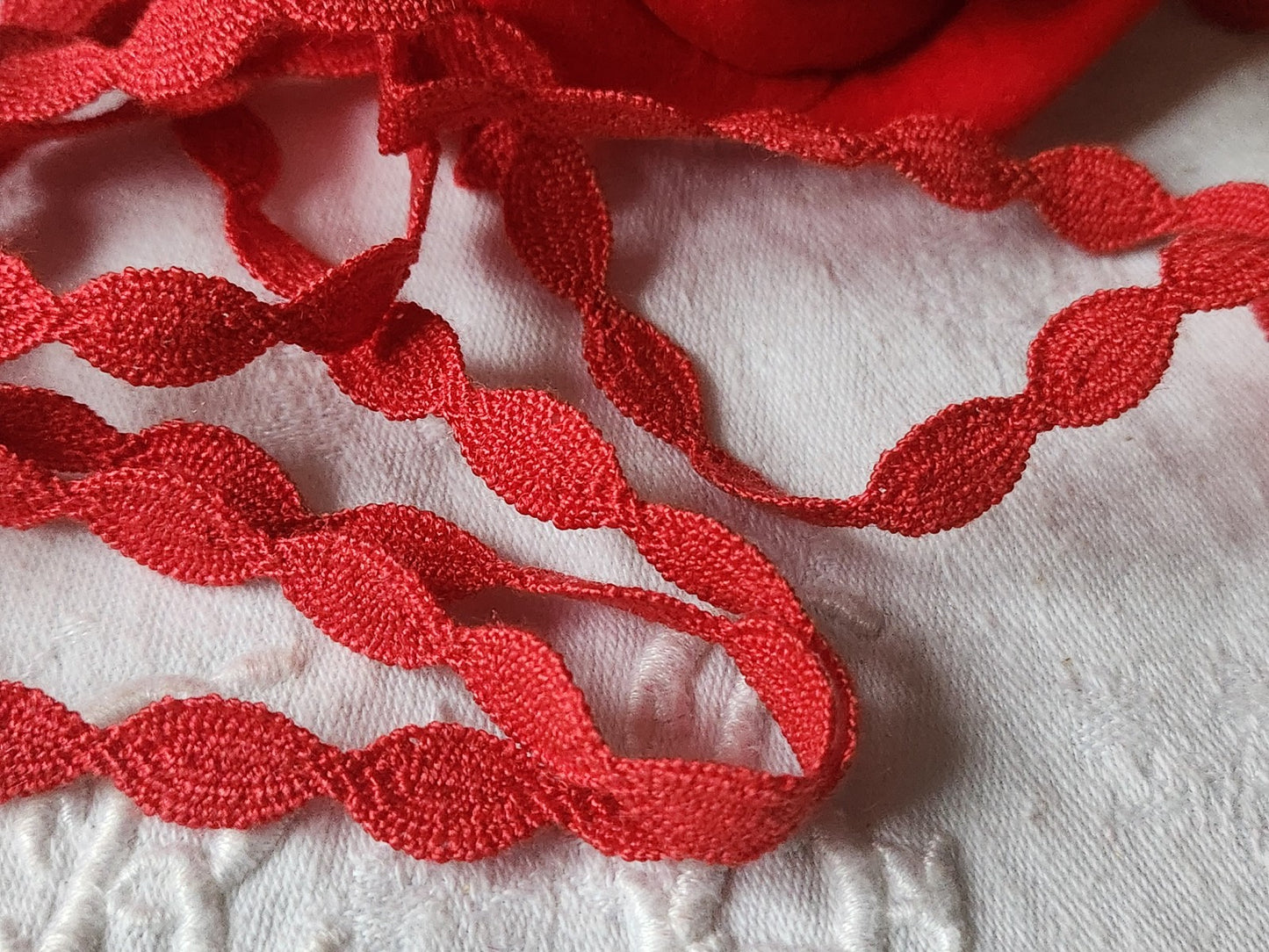 Dentelle galon vintage rouge  coton 3 métres sur 1 cm A3
