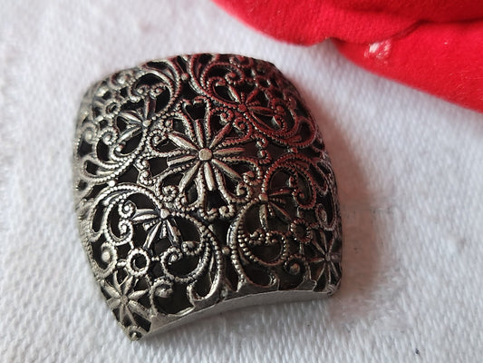 Collection bouton ancien en métal filigrame ajouré motif pied 2,5 cm D12L