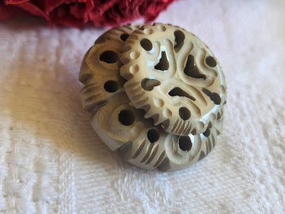 Gros bouton ancien collection gris sculpté joli ajouré motif 2,6 cm ref 714