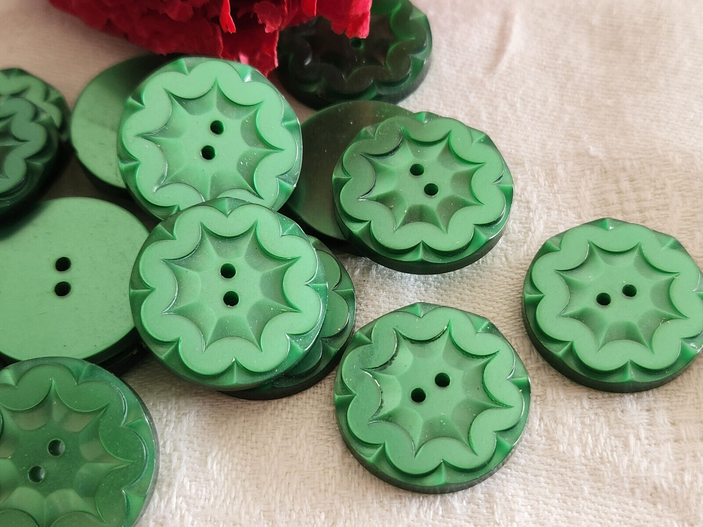 Lot 7 boutons vintage vert lumineux motif en relief 2,1 cm ref 1918