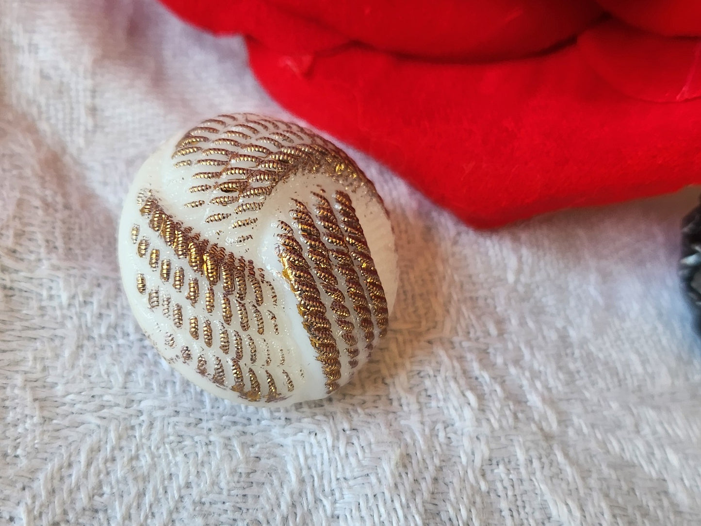 Gros bouton ancien  en verre blanc et doré volume  2,2 cm collection D17J