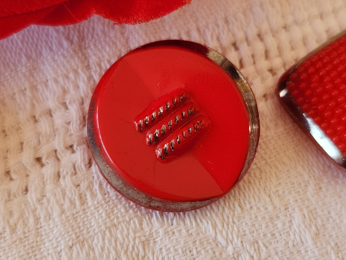 Duo boutons anciens en verre rouge 1,8 cm et 2,1 cm argenté D17M