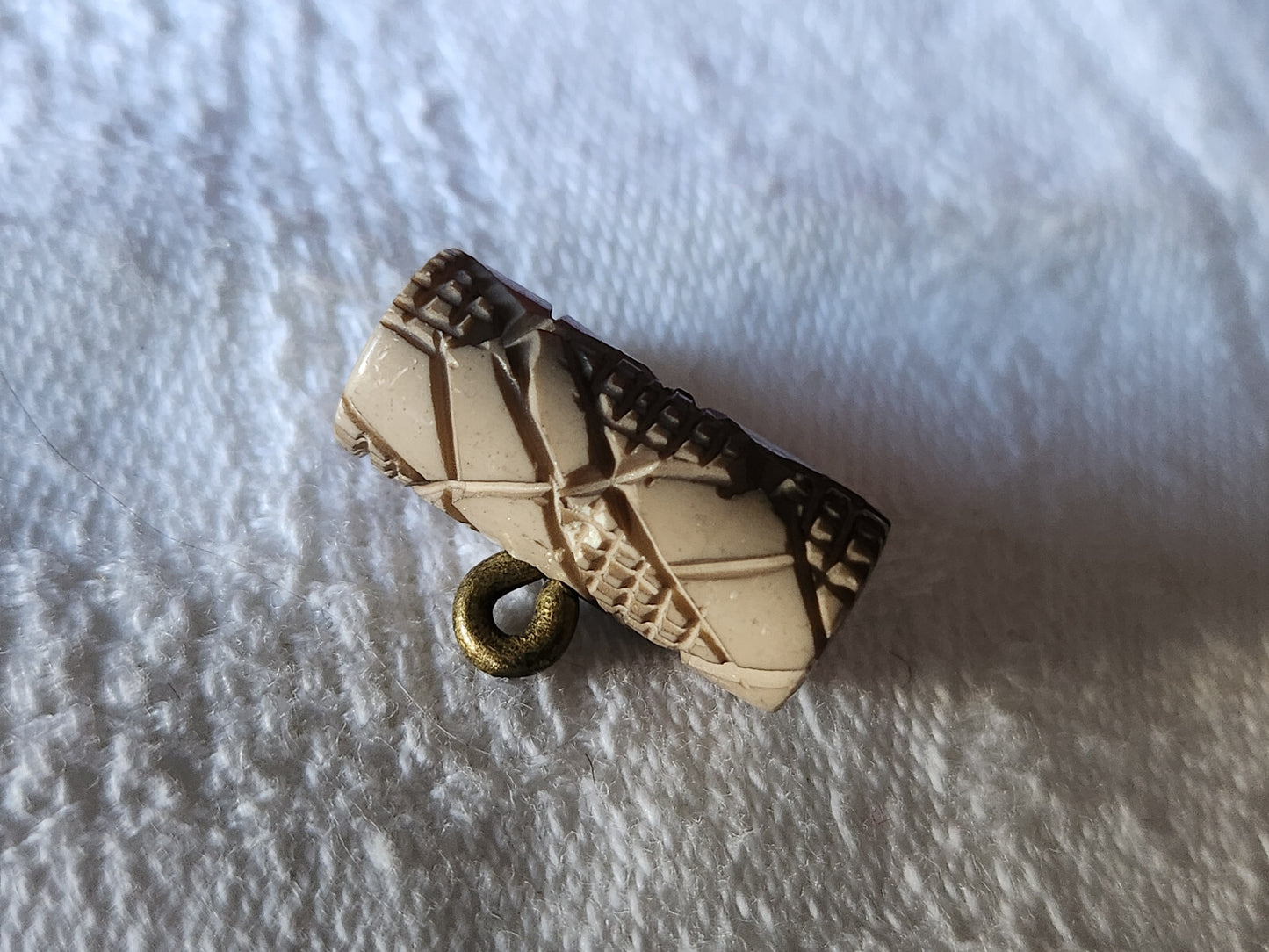 Collection petit bouton ancien sculpté marron clair 0,8 sur 1,9 cm D7I