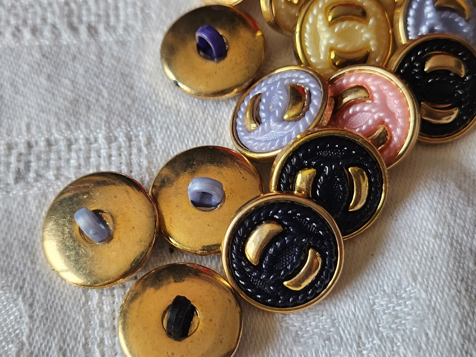 Lot 19  boutons vintage kitch panaché 1,8 cm acrylique ref 645