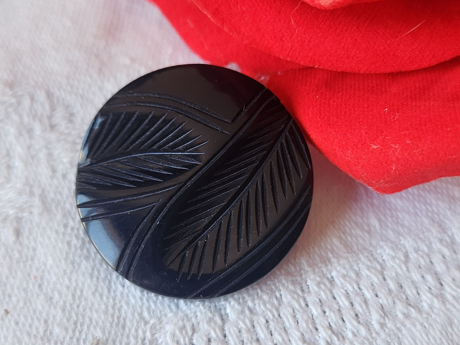 Collection bouton ancien bleu camaieu motif feuillage relief 2,7 cm ref 2586