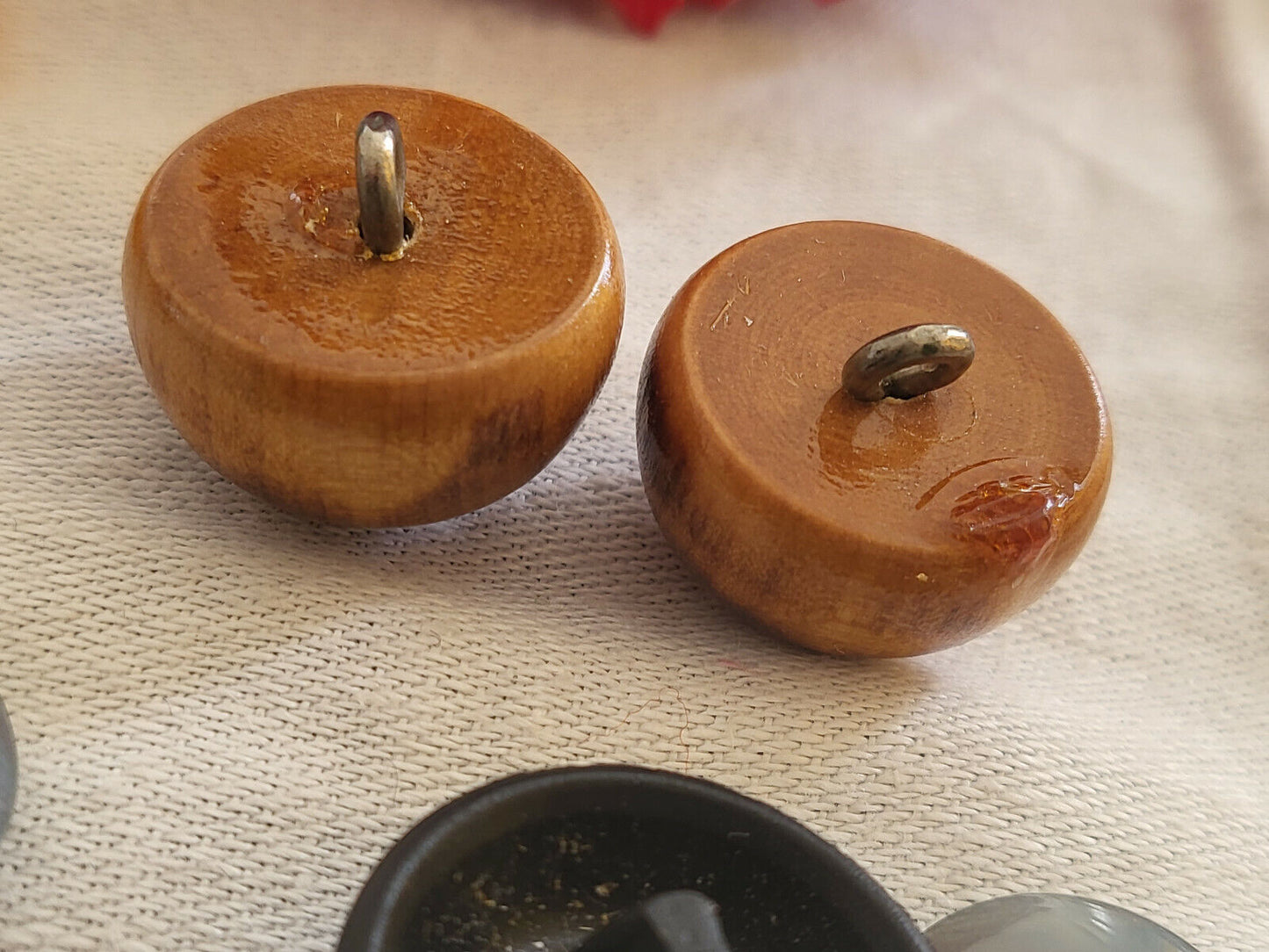 Duo boutons anciens demi boule état neuf 2 cm à pied ref 3333