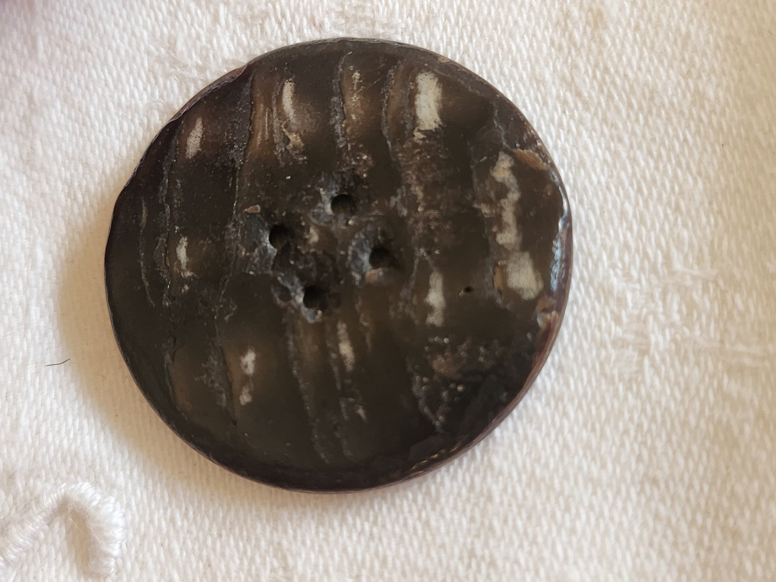 gros bouton ancien en nacre gris / grise  diamètre: 3,6 cm D7F