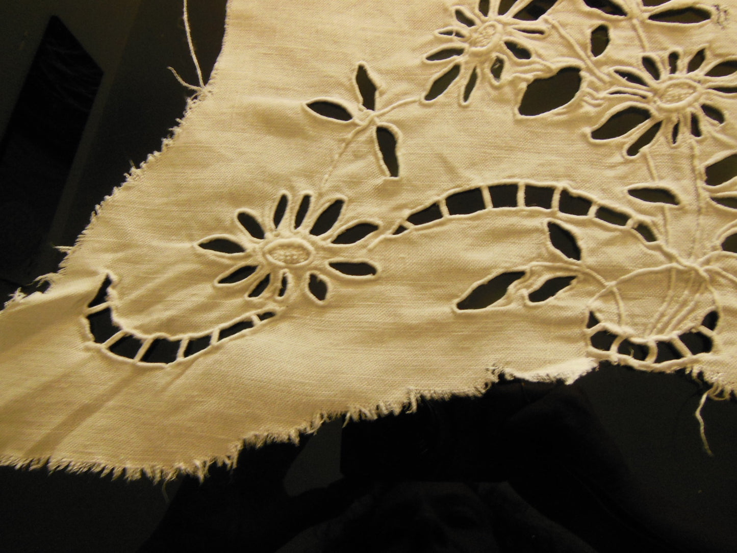 Broderie ancienne grosse main ajourée dentelle pour recup incrustation  B7