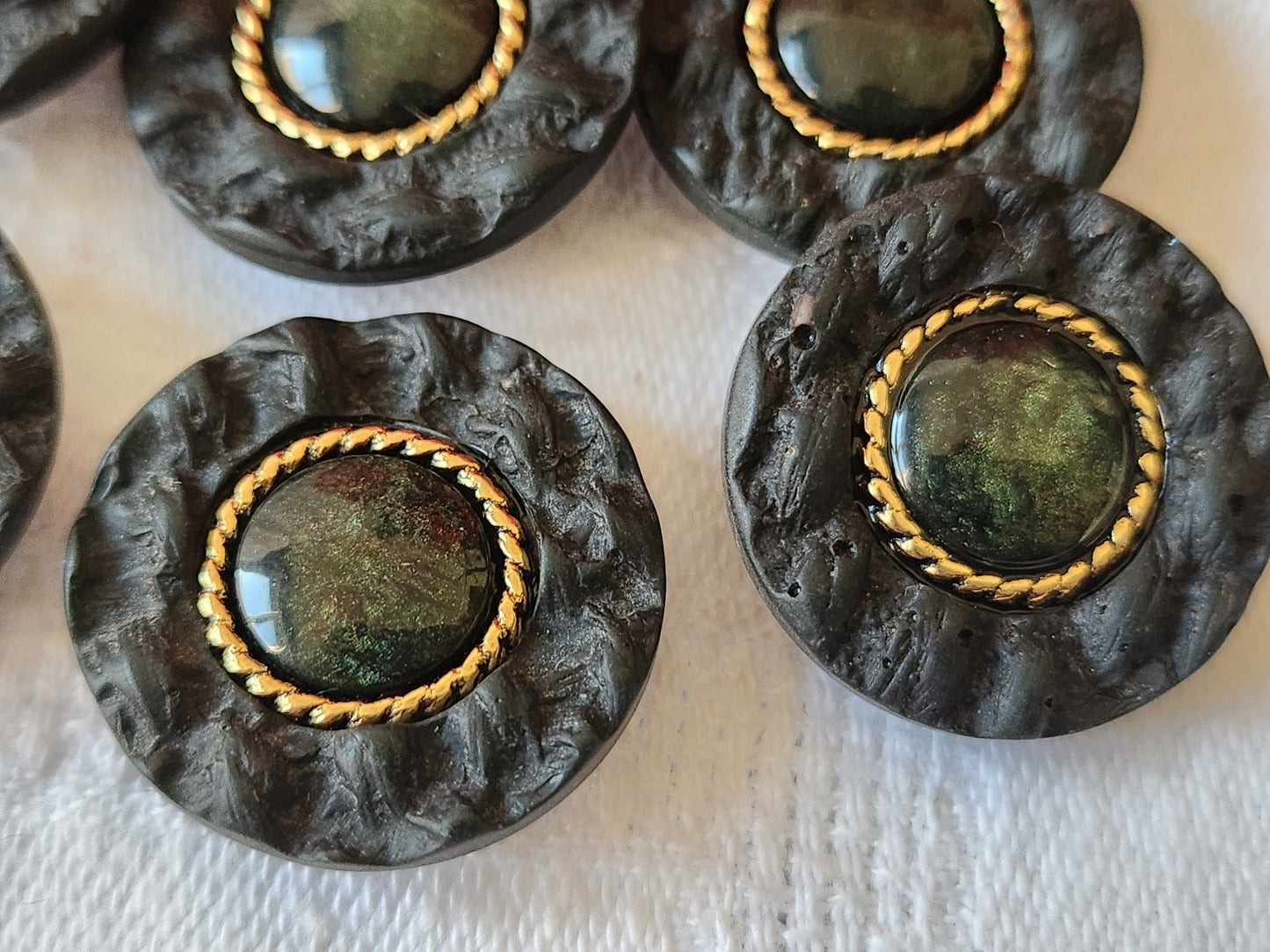 Lot 6 boutons vintage vert travaillé coaur lumineux bord texturé 2,3 cm ref 1857