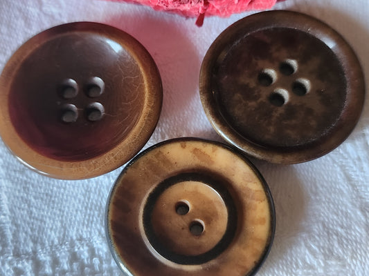 Trio gros boutons anciens en corozo travaillé diamètre 2,9 à 3,1 cm ref 2888