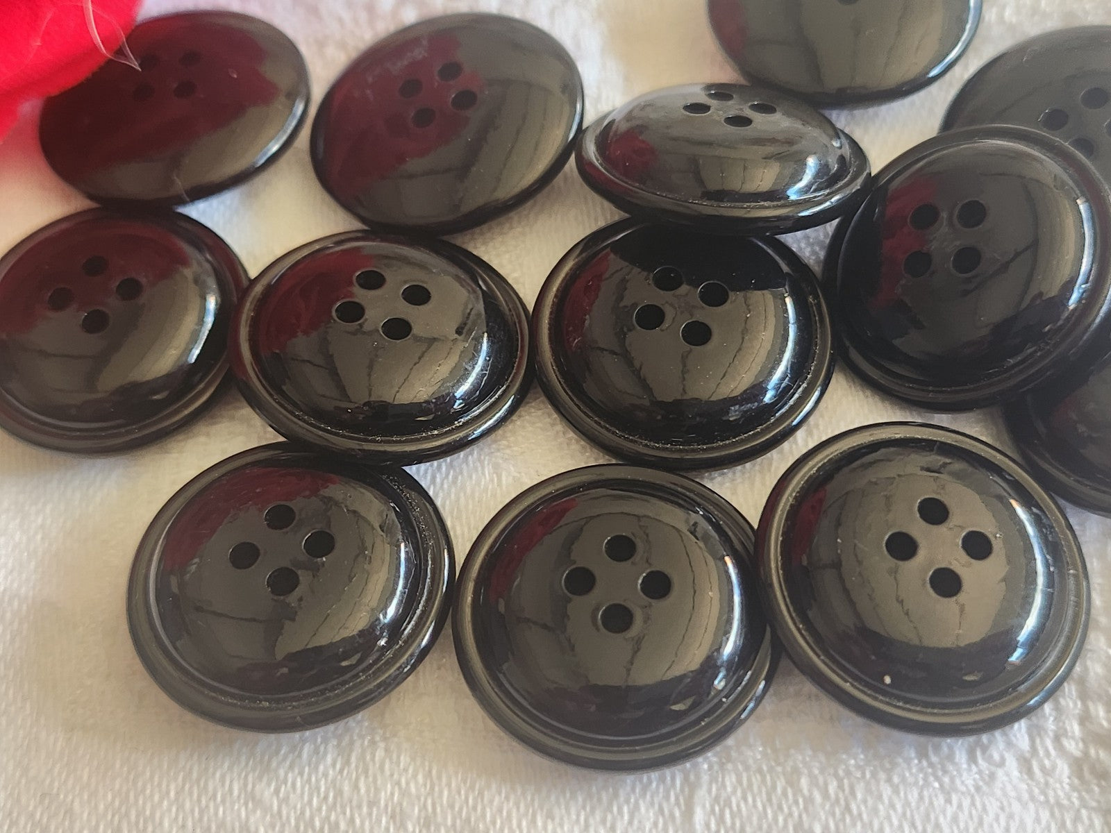 Lot 12 boutons vintage noir lumineux trous 2,2 cm ref 2637