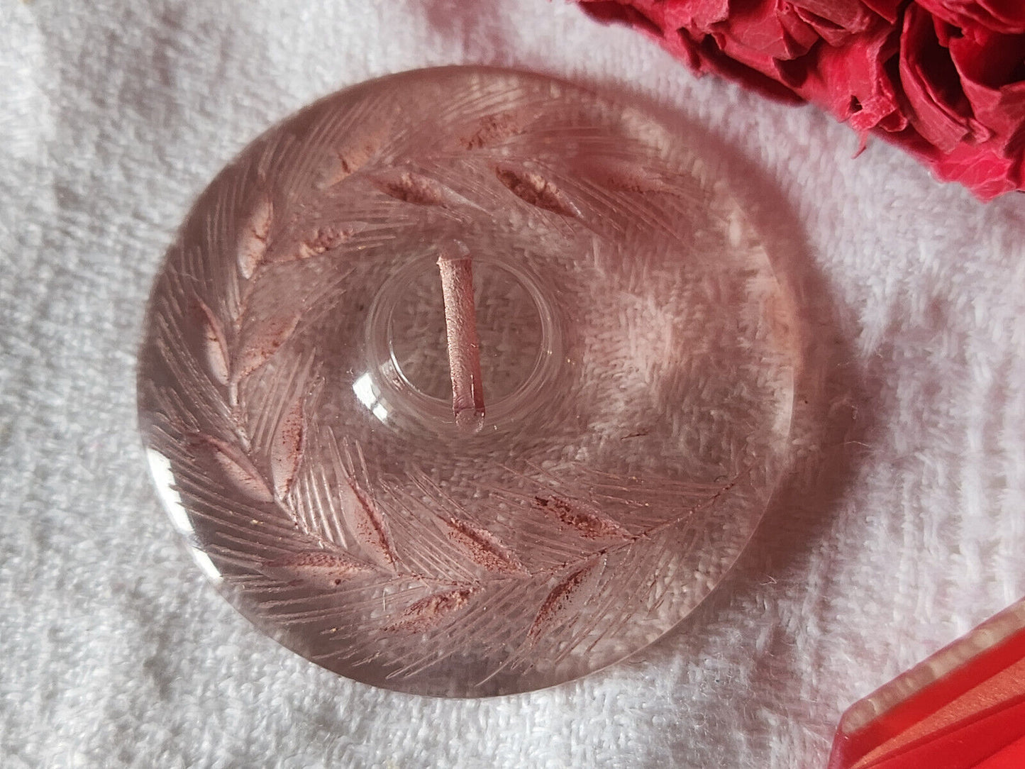 Gros bouton ancien lucite plexis épis de blé à pied rose 4 cm ref 4896