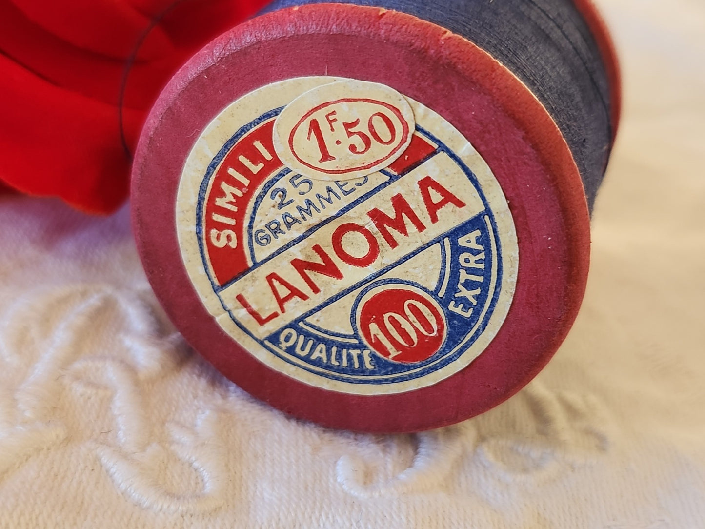 Boine ancienne en bois rouge fil bleu LANOMA 25 grammes simili