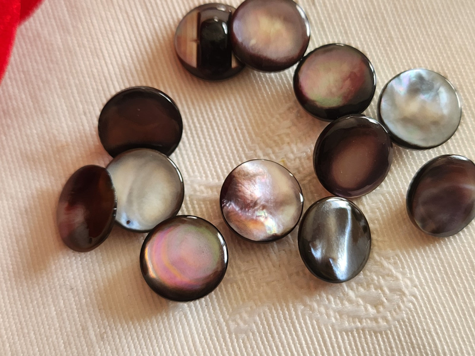 Lot 11 boutons anciens en nacre gris marron  panaché 0,9 cm ref 6334