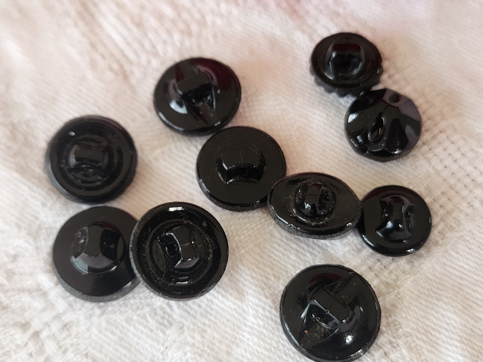 Lot 10 boutons anciens vintage  en verre noir  panaché 1,1 à 1,4 cm ref 6437