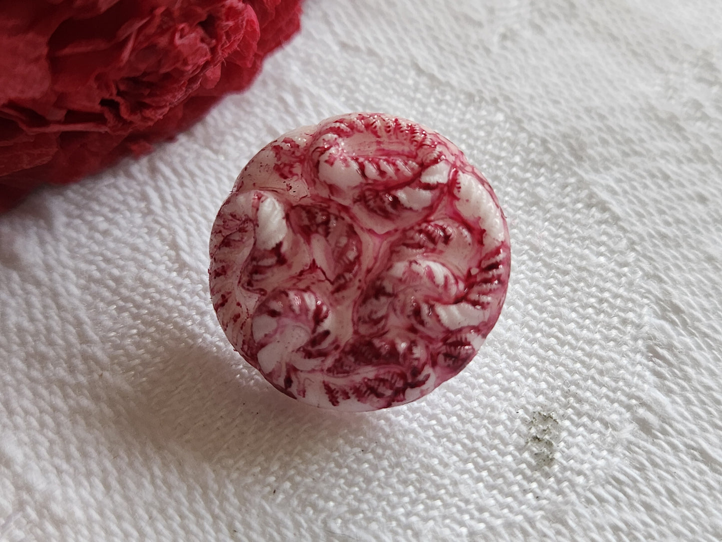 Bouton vintage en verre motif relief blanc rose 1,7 cm G18A