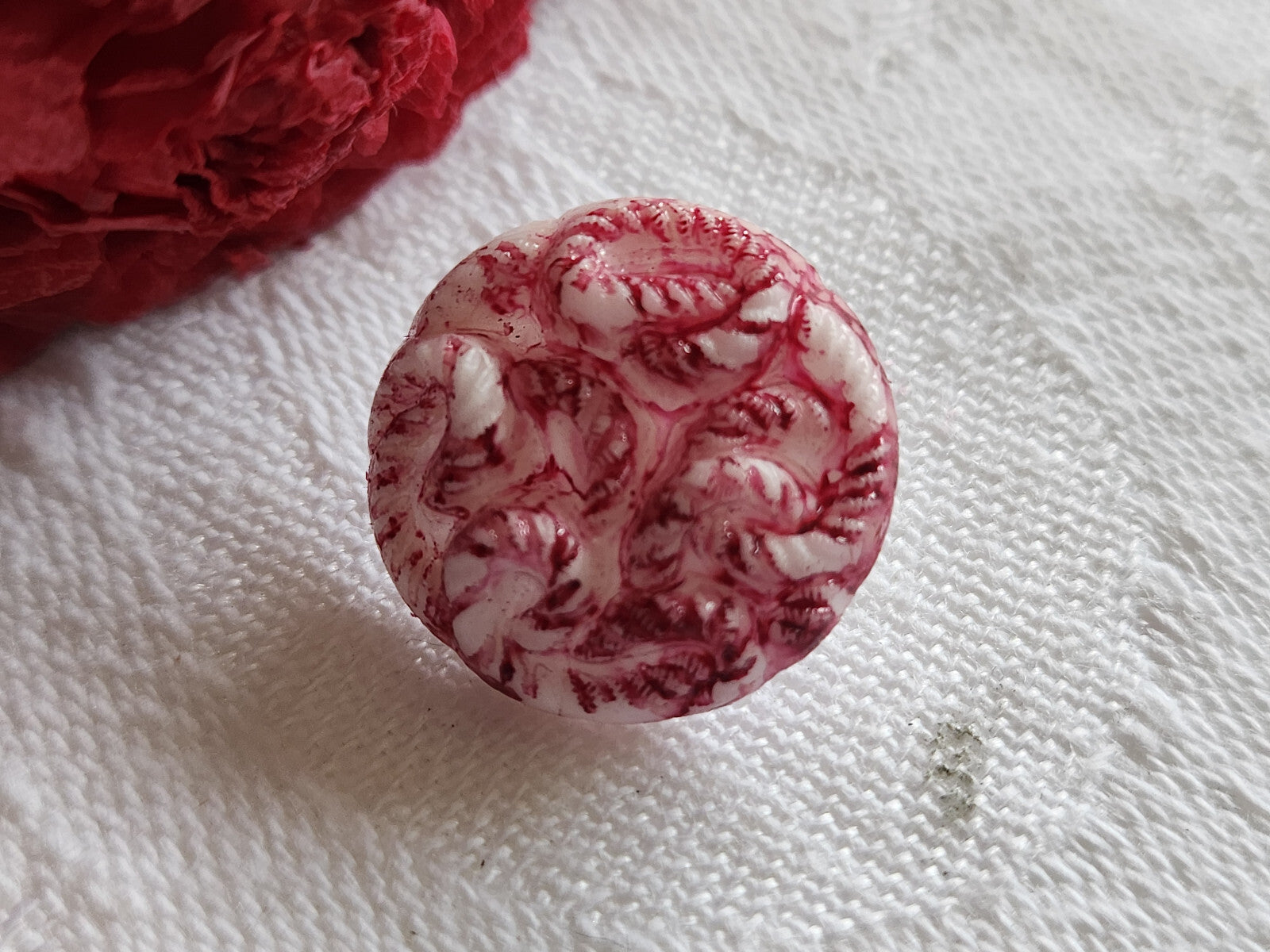 Bouton vintage en verre motif relief blanc rose 1,7 cm G18A