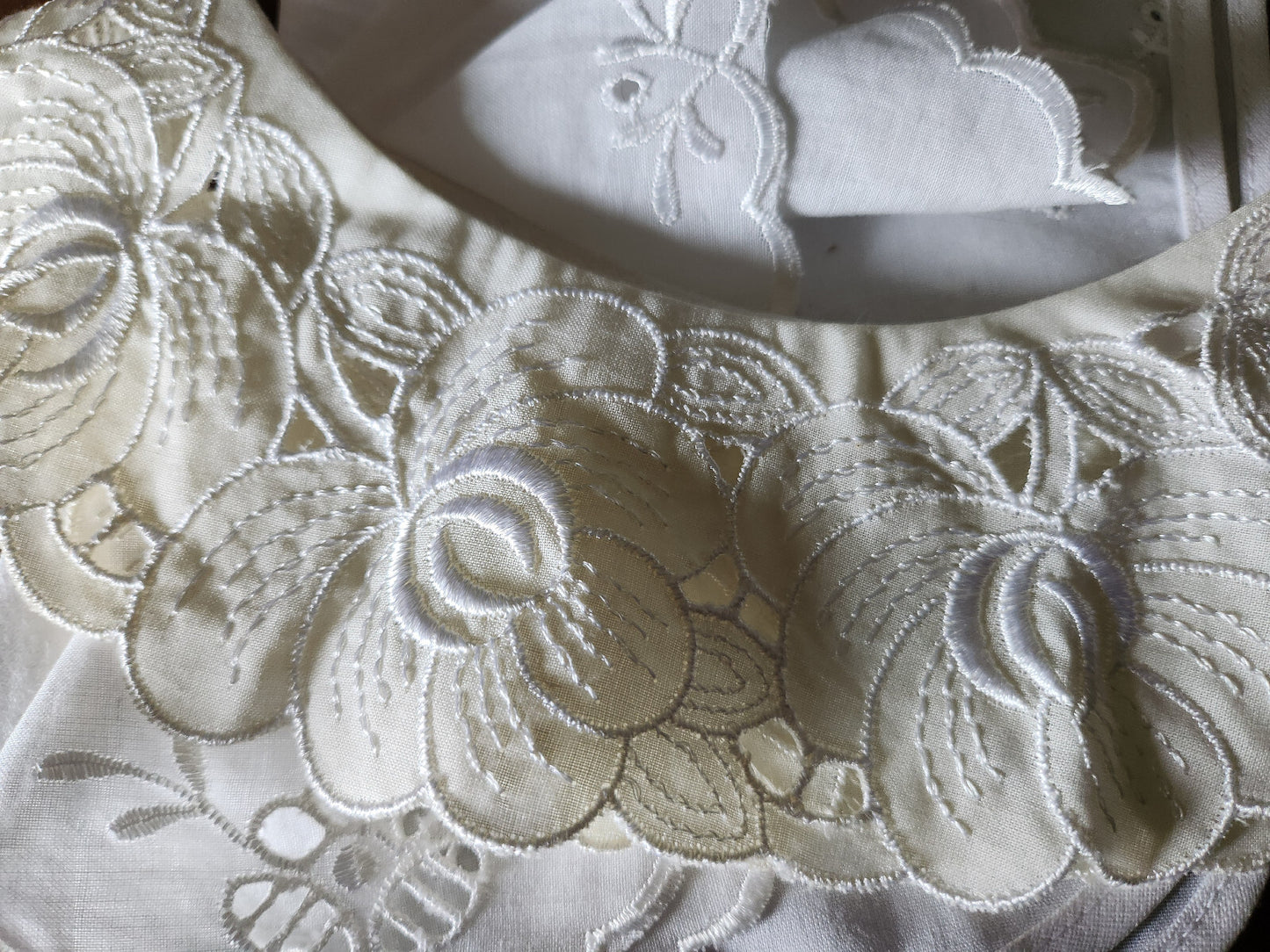 Ancien  col en tissu broderie de fleur en relief teinte écrue B1-63