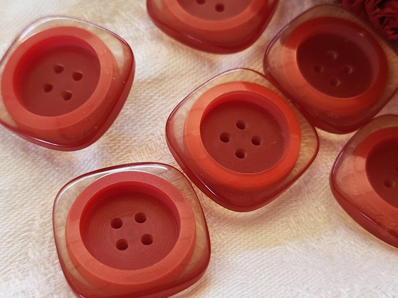 Lot 6 boutons vintage transparent rouge jolis à trous  2,3 cm ref 0019