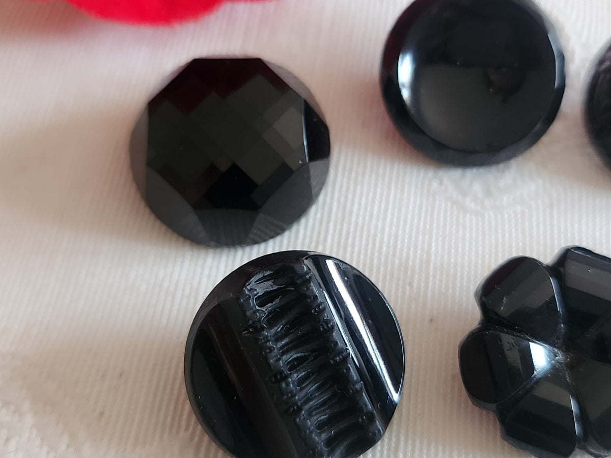 Lot 6 boutons anciens vintage  en verre noir  panaché 1,7/ 1,8 cm ref 6241