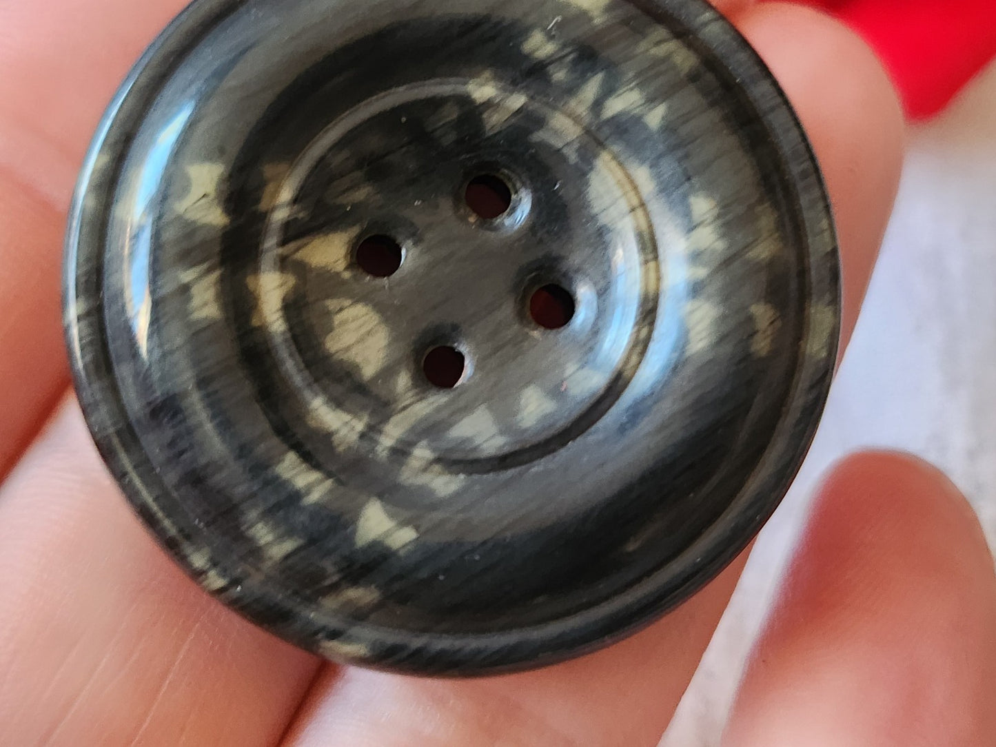 Gros bouton ancien celluloid  4 cm XXL trous D19N