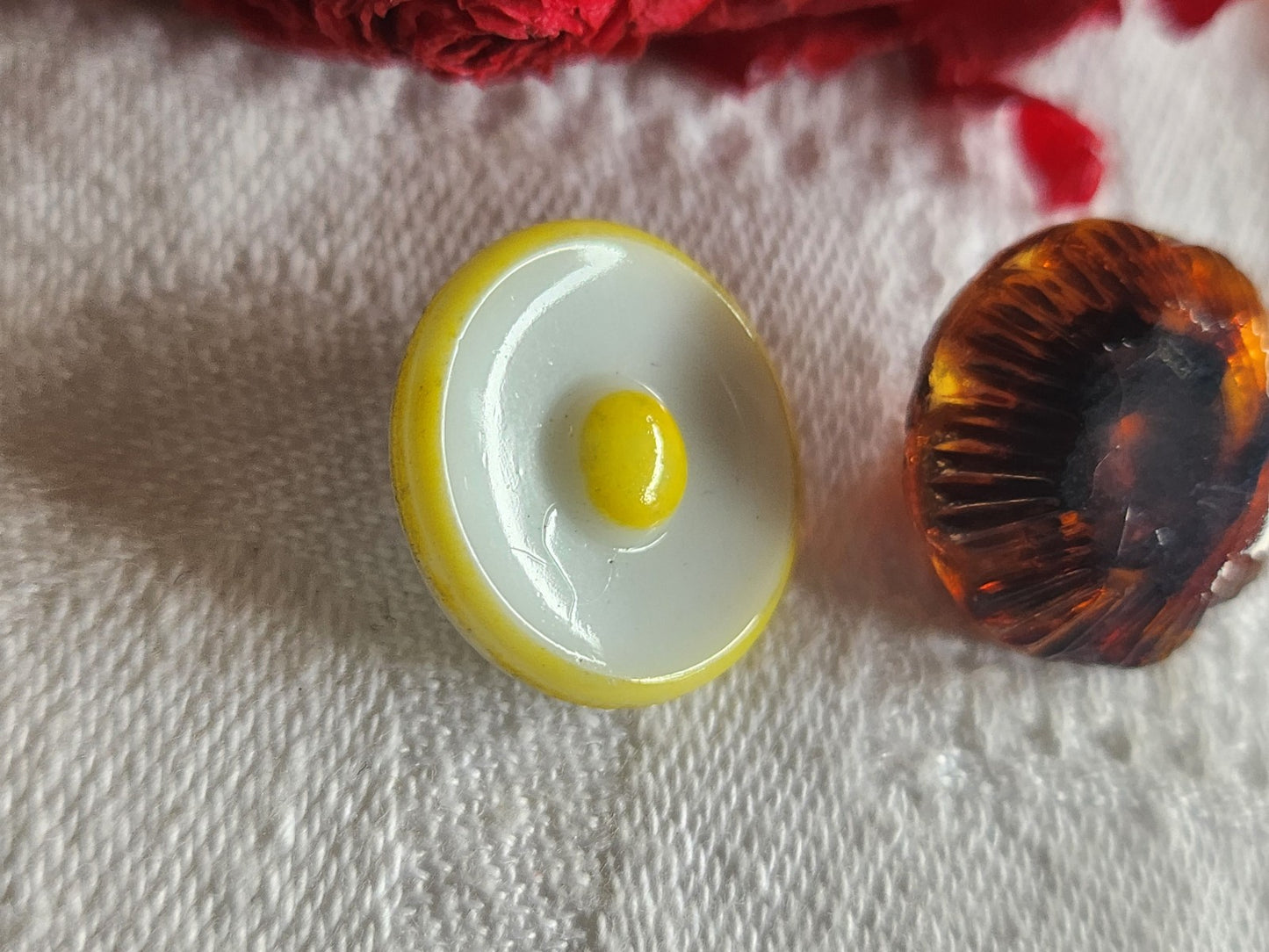 Duo boutons vintage en verre  marron jaune  1,8 cm G7S
