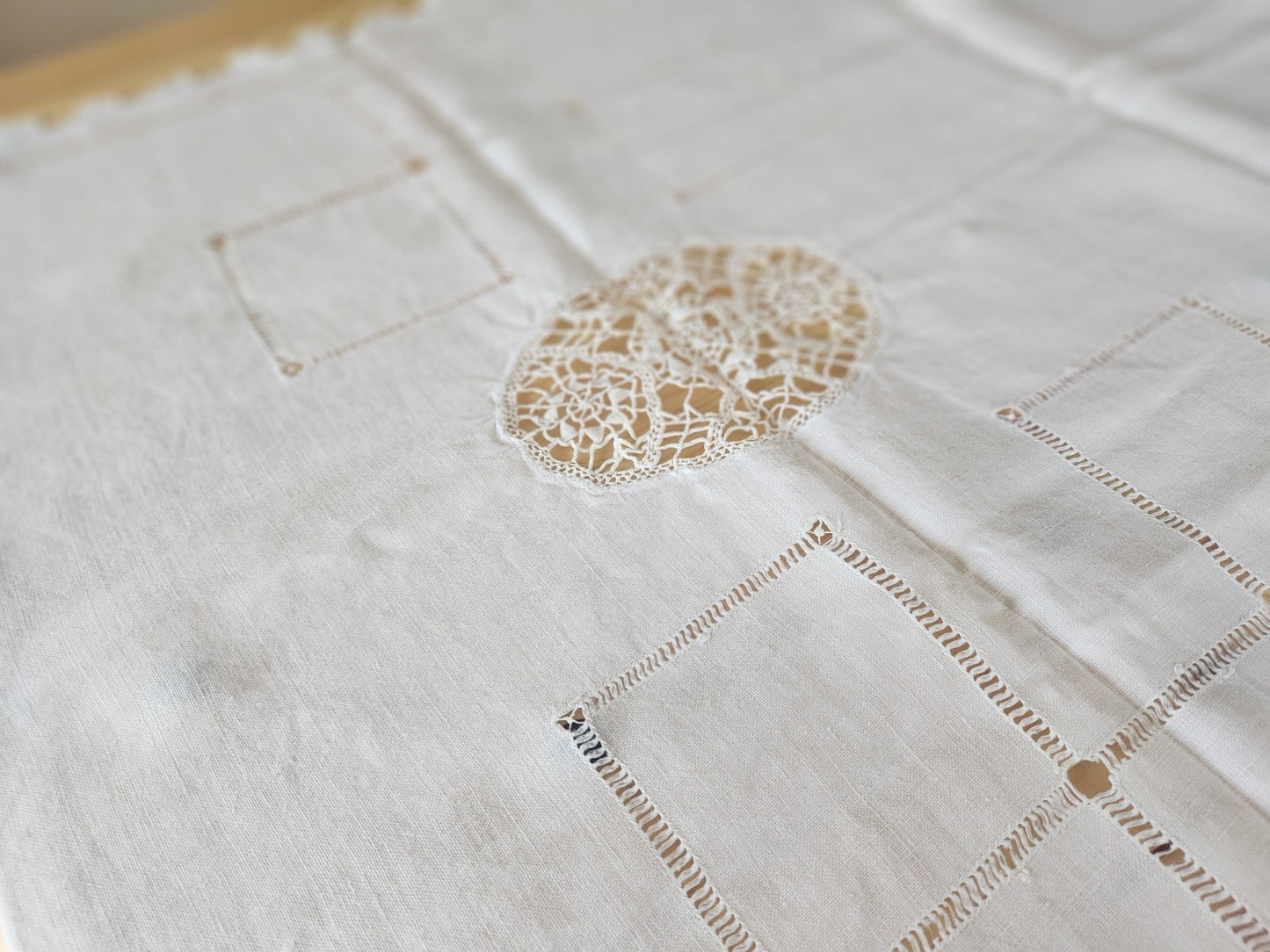 Ancienne nappe surnappe application jour  66 cm sur 88 B8