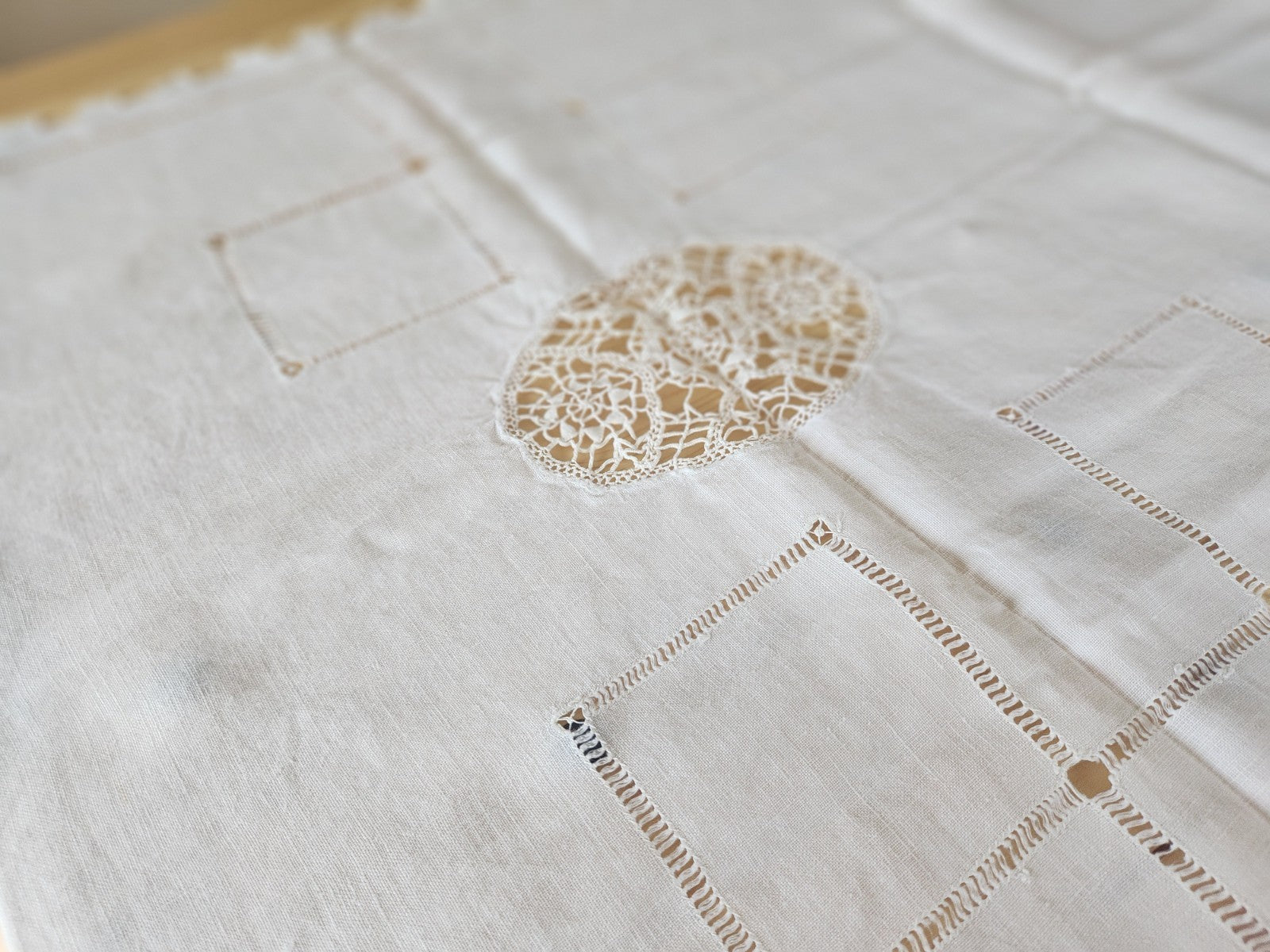 Ancienne nappe surnappe application jour  66 cm sur 88 B8
