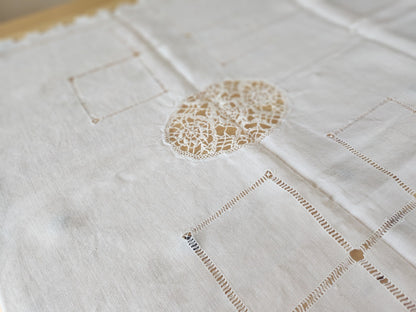 Ancienne nappe surnappe application jour  66 cm sur 88 B8