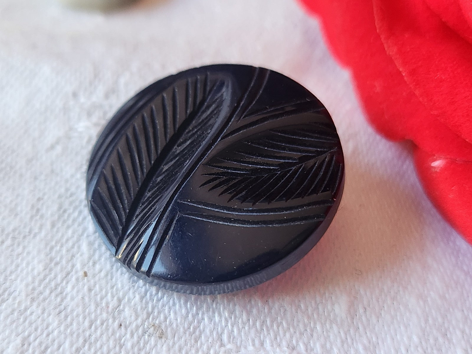 Collection bouton ancien bleu camaieu motif feuillage relief 2,7 cm ref 2586