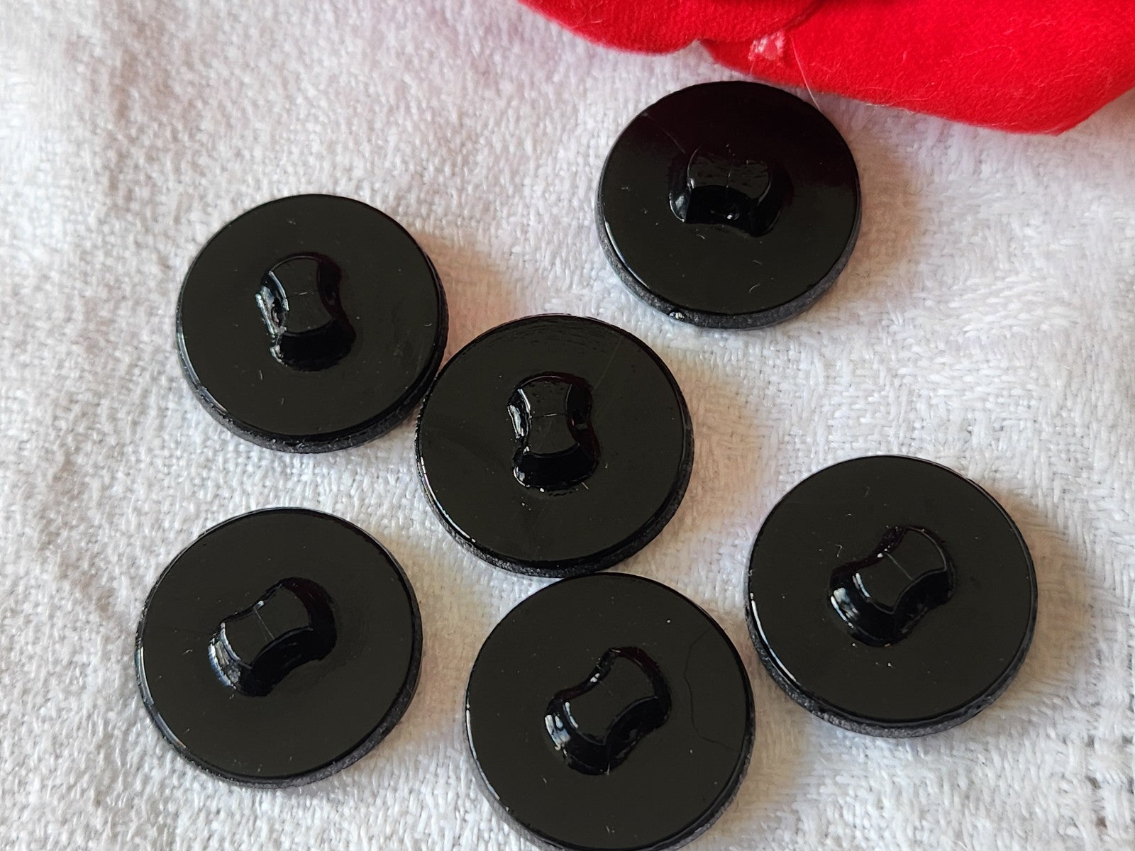 Lot 6 boutons anciens en verre noir 1,8 cm pied ref 0075